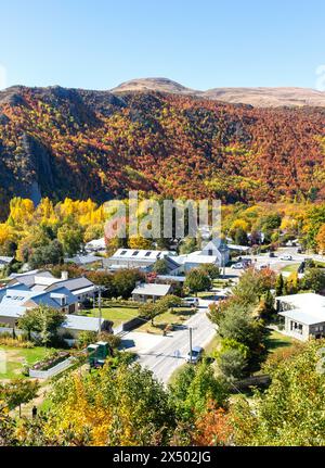 Blick auf die Stadt im Herbst vom Feehly Hill Scenic Reserve, Arrowtown, Otago, Südinsel, Neuseeland Stockfoto