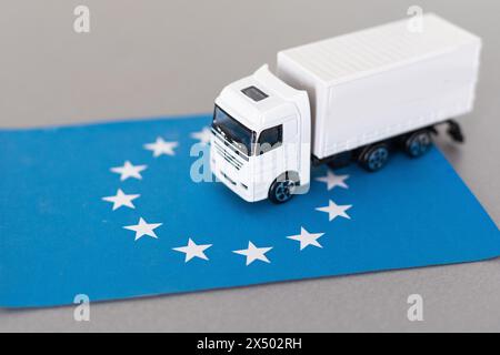 Fahrzeug auf EU-Flagge. Cargo Delivery in the EU Concept, 3D-Rendering Stockfoto