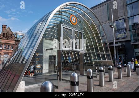 Glasgow, Großbritannien - 9. September 2023: Eingang zur U-Bahn-Station St. Enoch im Stadtzentrum von Glasgow. Stockfoto