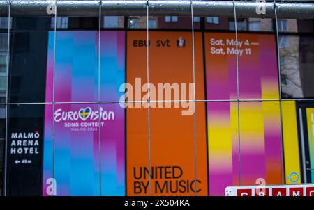 6. Mai 2024, Schweden, Malmö: Werbetafeln für den Eurovision Song Contest hängen hinter einem Metallzaun in der Malmö Arena. Das bunte Musikspektakel findet diese Woche in der südschwedischen Stadt statt und wird aufgrund von Protestängsten von schweren Sicherheitsmaßnahmen begleitet. Foto: Jens Büttner/dpa Stockfoto