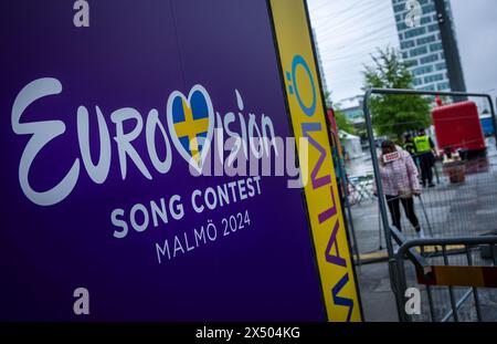 6. Mai 2024, Schweden, Malmö: Werbetafeln für den Eurovision Song Contest hängen zwischen Metallzäunen in der Malmö Arena. Das bunte Musikspektakel findet diese Woche in der südschwedischen Stadt statt und wird aufgrund von Protestängsten von schweren Sicherheitsmaßnahmen begleitet. Foto: Jens Büttner/dpa Stockfoto