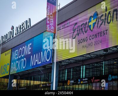 6. Mai 2024, Schweden, Malmö: Über dem Eingang der Malmö Arena hängen Werbetafeln für den Eurovision Song Contest. Das bunte Musikspektakel findet diese Woche in der südschwedischen Stadt statt und wird aufgrund von Protestängsten von schweren Sicherheitsmaßnahmen begleitet. Foto: Jens Büttner/dpa Stockfoto