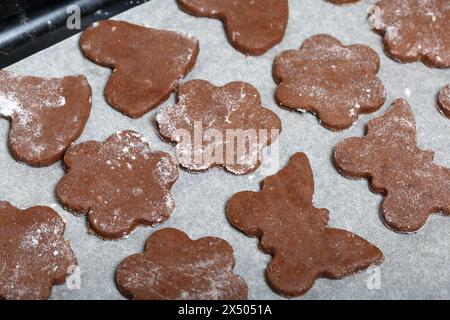 Auf dem Backblech befinden sich Zuschnitte für Lebkuchen. Bemehlt. Lebkuchen kochen. Stockfoto