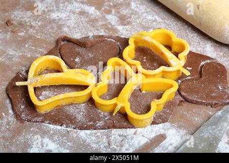 Auf dem Backblech befinden sich Zuschnitte für Lebkuchen. Bemehlt. Lebkuchen kochen. Stockfoto