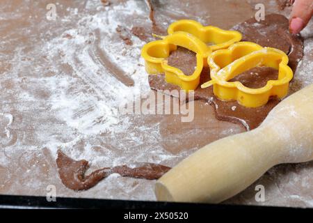 Auf dem Backblech befinden sich Zuschnitte für Lebkuchen. Bemehlt. Lebkuchen kochen. Stockfoto