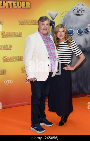 Hape Kerkeling und Anke Engelke bei der Premiere GARFIELD EINE EXTRA PORTION ABENTEUER in Berlin 05.05.2024 *** Hape Kerkeling und Anke Engelke bei der Premiere von GARFIELD EINE EXTRA PORTION ABENTEUER in Berlin 05 05 2024 Stockfoto