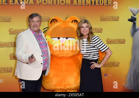 Hape Kerkeling und Anke Engelke bei der Premiere GARFIELD EINE EXTRA PORTION ABENTEUER in Berlin 05.05.2024 *** Hape Kerkeling und Anke Engelke bei der Premiere von GARFIELD EINE EXTRA PORTION ABENTEUER in Berlin 05 05 2024 Stockfoto