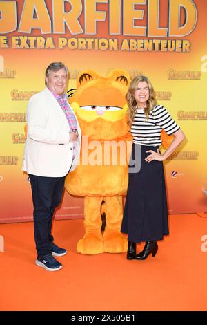 Hape Kerkeling und Anke Engelke bei der Premiere GARFIELD EINE EXTRA PORTION ABENTEUER in Berlin 05.05.2024 *** Hape Kerkeling und Anke Engelke bei der Premiere von GARFIELD EINE EXTRA PORTION ABENTEUER in Berlin 05 05 2024 Stockfoto