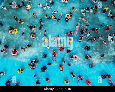 Peking, China. Mai 2024. Ein Foto der Drohne vom 5. Mai 2024 zeigt die Abkühlung in einem Schwimmbad in einem Resort in der Provinz Bulacan auf den Philippinen. Die Menschen verbringen Zeit in Pools, um sich in den Philippinen unter Hitzewellen abzukühlen. Quelle: Rouelle Umali/Xinhua/Alamy Live News Stockfoto