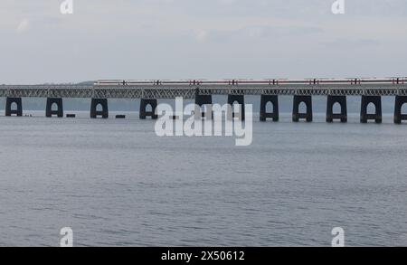 Ein LNER-Zug in Richtung London überquert die Tay Bridge und verlässt Dundee, Schottland. Stockfoto