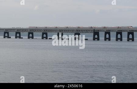 Ein LNER-Zug in Richtung London überquert die Tay Bridge und verlässt Dundee, Schottland. Stockfoto