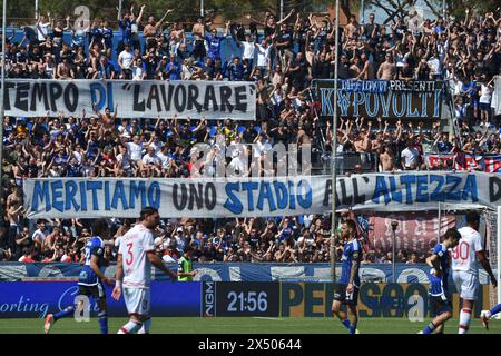 Pisa, Italien. Mai 2024. Fans von Pisa während Pisa SC vs. FC Sudtirol, italienisches Fußball-Spiel der Serie B in Pisa, Italien, 04. Mai 2024 Credit: Independent Photo Agency/Alamy Live News Stockfoto