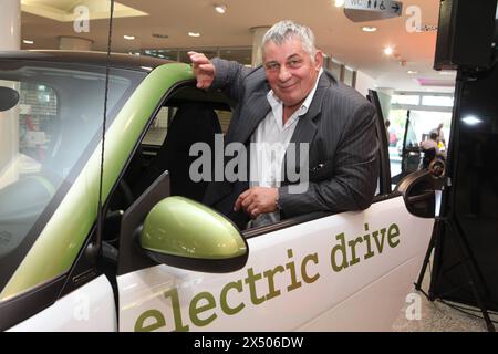 Hannover, Eröffnung des Smart-Center in der Niederleassung von Mercedes Benz an der Podbielskistraße. Schauspieler Heinz Hoenig wirbt für seine Stiftung Heinz, der Stier. Foto vom 26. Oktober 2011, *** Hannover, Eröffnung des Smart Centers in der Mercedes-Benz-Niederlassung in der Podbielskistraße Schauspieler Heinz Hoenig fördert seine Stiftung Heinz, der Stier Foto aufgenommen am 26. Oktober 2011, Stockfoto