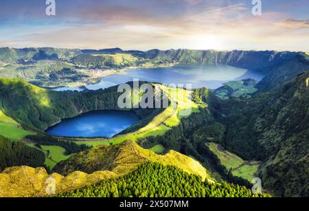 Dramatischer Sonnenuntergang über dem vulkanischen See Sete Cidades - Panoramalandschaft, Azoren, Portugal Stockfoto