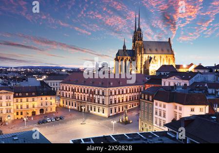 Altstadt mit Weihnachtsmarkt und Kathedrale St. Peter und Paul in Brünn, Tschechische Republik, vom Rathausturm aus gesehen bei Sonnenuntergang Stockfoto