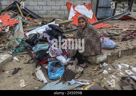 Rafah, Palästinensische Gebiete. Mai 2024. Eine Palästinenser inspiziert ein beschädigtes Haus, nachdem israelische Kampfflugzeuge Gebäude in Rafah bombardiert haben. Abed Rahim Khatib/dpa/Alamy Live News Stockfoto