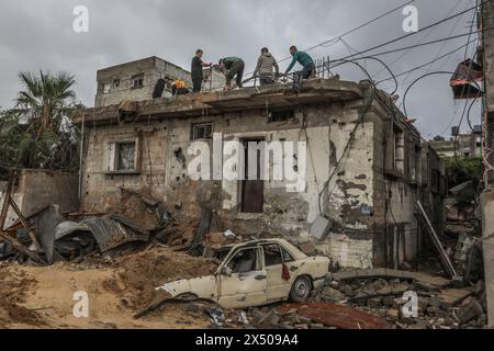 Rafah, Palästinensische Gebiete. Mai 2024. Palästinenser inspizieren ein beschädigtes Haus, nachdem israelische Kampfflugzeuge Gebäude in Rafah bombardiert haben. Abed Rahim Khatib/dpa/Alamy Live News Stockfoto