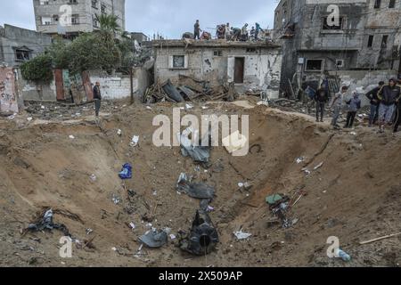 Rafah, Palästinensische Gebiete. Mai 2024. Palästinenser inspizieren ein beschädigtes Haus, nachdem israelische Kampfflugzeuge Gebäude in Rafah bombardiert haben. Abed Rahim Khatib/dpa/Alamy Live News Stockfoto