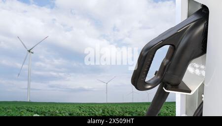 Ladestation für Elektrofahrzeuge mit Windturbinen. Stockfoto