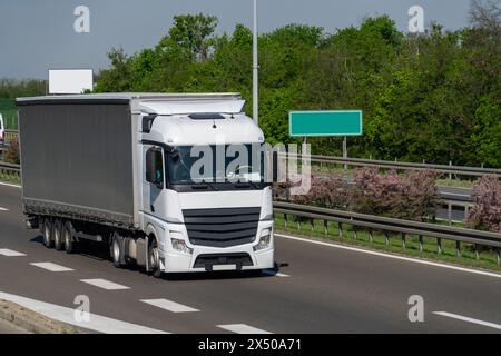 Sattelzug mit Anhänger auf der Autobahn. Stockfoto