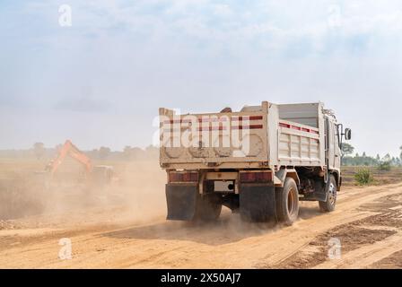 Muldenkipper zur Vorbereitung des Bodens für Landschaftsprojekte durch Abkippen von Roherde. Stockfoto