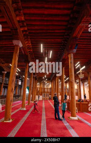 Blick von innen auf Sivrihisar Ulu Cami oder die große Moschee mit Personen. Gebäude, das zum UNESCO-Weltkulturerbe gehört. Eskisehir Turkiye - 4.12.2024 Stockfoto