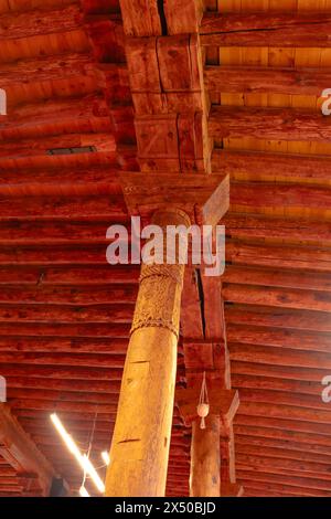 Hölzerne Hypostile an der Decke von Sivrihisar Ulu Cami oder der Großen Moschee. Gebäude, das zum UNESCO-Weltkulturerbe gehört. Eskisehir Turkiye - 4.12.2024 Stockfoto