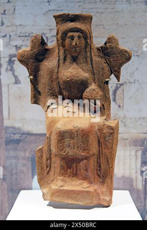 Antike griechische Terrakotta-Figur der auf einem Thron sitzenden Göttin Hera aus dem 4. Jahrhundert v. Chr. Paestum. Stockfoto