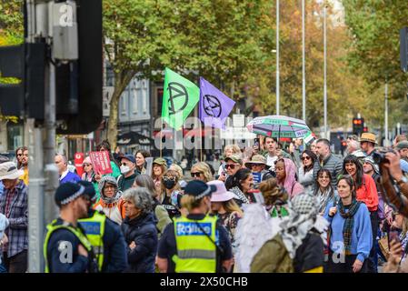 Melbourne, Australien. Mai 2024. Die Flaggen der Extinction Rebellion sind während der Maifeier-Rallye zu sehen. Die jährliche Rallye in Australien findet am ersten Sonntag im Mai statt. Mai oder internationaler Tag der Arbeiter wird am 1. Mai gefeiert und vereint Gewerkschaftsbewegungen mit linken politischen Parteien. Quelle: SOPA Images Limited/Alamy Live News Stockfoto