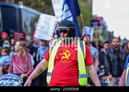 Melbourne, Australien. Mai 2024. Ein Marshal im T-Shirt der Kommunistischen Partei Australiens nimmt an der Maikundgebung Teil. Die jährliche Rallye in Australien findet am ersten Sonntag im Mai statt. Mai oder internationaler Tag der Arbeiter wird am 1. Mai gefeiert und vereint Gewerkschaftsbewegungen mit linken politischen Parteien. Quelle: SOPA Images Limited/Alamy Live News Stockfoto