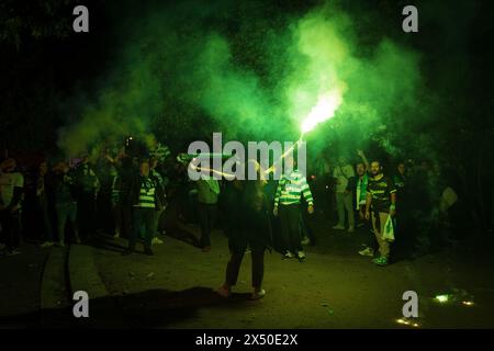 Porto, Portugal. Mai 2024. Ein Fan des Sporting Clube de Portugal hält während der Feier ein grünes Feuerwerk. Sporting Clube de Portugal gewinnt die erste portugiesische Liga. Quelle: SOPA Images Limited/Alamy Live News Stockfoto