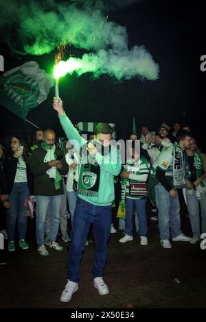 Porto, Portugal. Mai 2024. Ein Fan des Sporting Clube de Portugal hält während der Feier ein grünes Feuerwerk. Sporting Clube de Portugal gewinnt die erste portugiesische Liga. Quelle: SOPA Images Limited/Alamy Live News Stockfoto