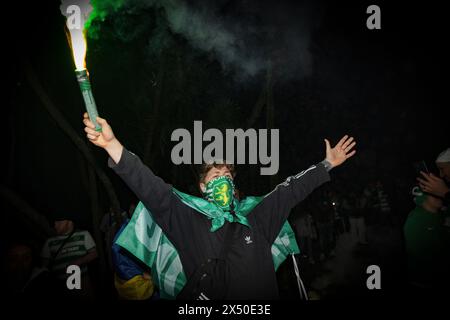 Porto, Portugal. Mai 2024. Ein Fan des Sporting Clube de Portugal hält während der Feier ein grünes Feuerwerk. Sporting Clube de Portugal gewinnt die erste portugiesische Liga. Quelle: SOPA Images Limited/Alamy Live News Stockfoto