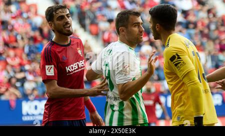 Pamplona, Spanien. Mai 2024. Sport. Fußball/Fußball. Alejandro Catena (24. CA Osasuna), Sokratis Papastathopoulos (19. Real Betis) und Rui Silva (13. Real Betis) während des Fußballspiels La Liga EA Sports zwischen CA Osasuna und Real Betis spielten am 5. Mai 2024 im El Sadar Stadion in Pamplona (Spanien). Kredit: Inigo Alzugaray/Cordon Press Kredit: CORDON PRESS/Alamy Live News Stockfoto