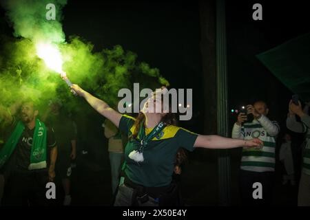 Porto, Portugal. Mai 2024. Ein Fan des Sporting Clube de Portugal hält während der Feier ein grünes Feuerwerk. Sporting Clube de Portugal gewinnt die erste portugiesische Liga. Quelle: SOPA Images Limited/Alamy Live News Stockfoto