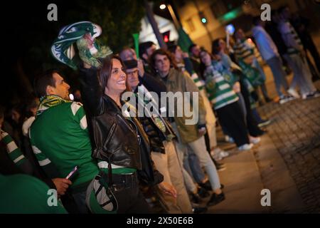 Porto, Portugal. Mai 2024. Die Fans des Sporting Clube de Portugal feiern den Titel in Porto nach der Niederlage von SL Benfica gegen den FC Famalicão. Sporting Clube de Portugal gewinnt die erste portugiesische Liga. Quelle: SOPA Images Limited/Alamy Live News Stockfoto