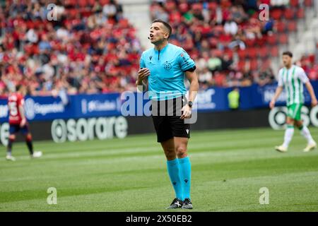 Pamplona, Spanien. Mai 2024. Sport. Fußball/Fußball. Victor Garcia Verdura (Schiedsrichter) spielte während des Fußballspiels der La Liga EA Sports zwischen CA Osasuna und Real Betis am 5. Mai 2024 im El Sadar Stadion in Pamplona (Spanien). Kredit: Inigo Alzugaray/Cordon Press Kredit: CORDON PRESS/Alamy Live News Stockfoto