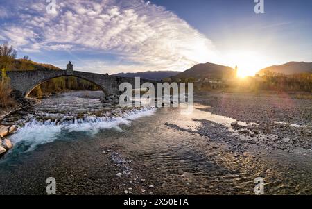 Aus der Vogelperspektive auf Bobbio und Teufelsbrücke bei Sonnenuntergang, Trebbia Valley, Emilia Romagna, Piacenza, Italien Stockfoto