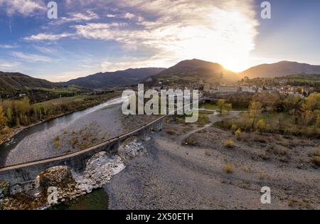 Aus der Vogelperspektive auf Bobbio und Teufelsbrücke bei Sonnenuntergang, Trebbia Valley, Emilia Romagna, Piacenza, Italien Stockfoto