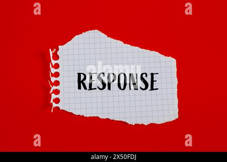 Antwortwort auf gerissenem weißem Papier mit rotem Hintergrund geschrieben. Symbol für konzeptionelle Antwort. Kopierbereich. Stockfoto
