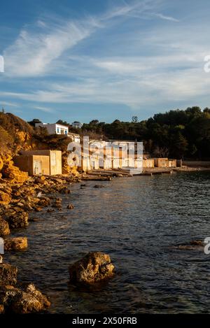 Traditionelle Fischerhütten am Strand Cala Porroig, es Cubells, Ibiza, Balearen, Spanien Stockfoto