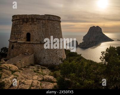 Torre des Savinar (Torre Pirata) und es Vedra bei Sonnenuntergang, Cap des Jueu, Sant Josep de Sa Talaia, Ibiza, Balearen, Spanien Stockfoto