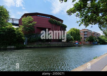 London - 06 04 2022: Blick auf den Regent's Canal in der Nähe der Haggerston Rd und die Bridge Academy im Hintergrund Stockfoto