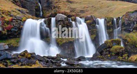 Nahaufnahme des Gluggafoss (Merkjarfoss), der in den Merkja River fließt, Südisland, Island Stockfoto