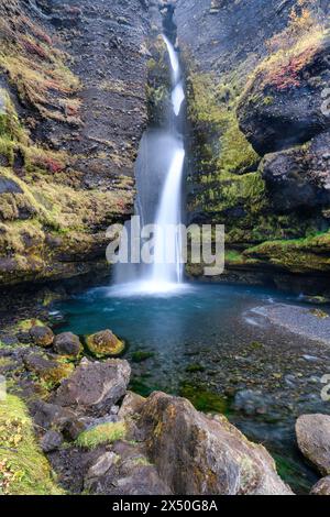 Nahaufnahme des Gluggafoss (Merkjarfoss), der in den Merkja River fließt, Südisland, Island Stockfoto