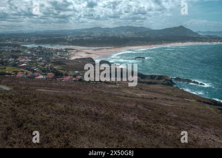 Am Vormittag Wolkenlandschaft über der Lagune von Valdovinho an der kantabrischen Küste von Coruna Lugo Galicien Stockfoto