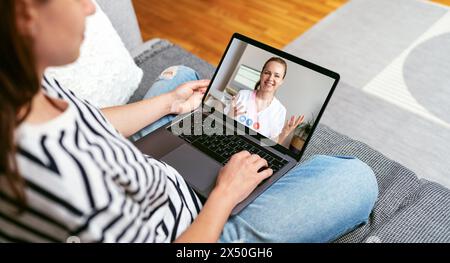 Patientenvideo ruft seinen Arzt von zu Hause aus mit einem Laptop an. Telemedizin, E-Health. Ärztliche Beratung im Internet. Stockfoto