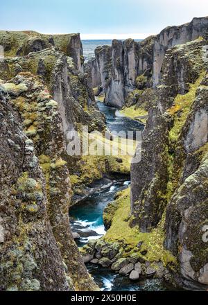 Aus der Vogelperspektive auf Fjadrargljufur Moos bedeckten Canyon und Fjadra Fluss, Katla Geopark, Südisland, Island Stockfoto