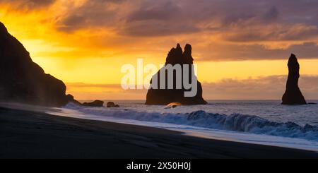 Sonnenaufgang Silhouette der Reynisdrangar Seestapel vom Reynisfjara Black Sand Beach, Süd Island, Island Stockfoto