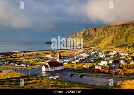 Vogelschaukel von Vik mit Reynisdrangar-Seestapel bei Sonnenaufgang, Südisland, Island Stockfoto